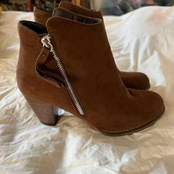 Boots - Picture 2 of 5